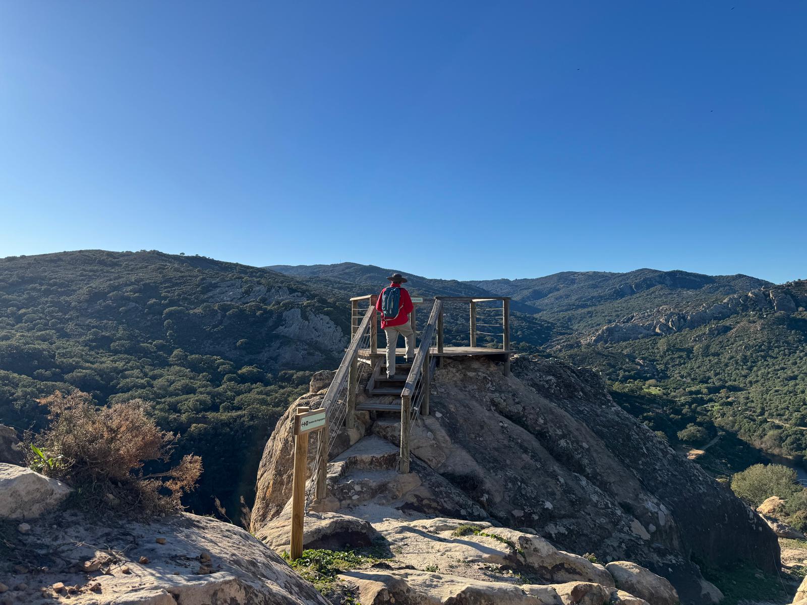 Embracing the Winter Sun: A Walk Along the Hozgarganta River Image